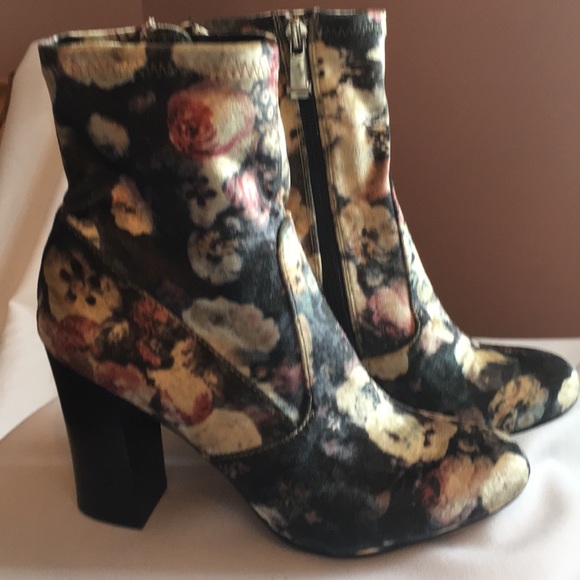 Report Shoes - 🆕Velvet Floral Zip Ankle Boot Size 7.5